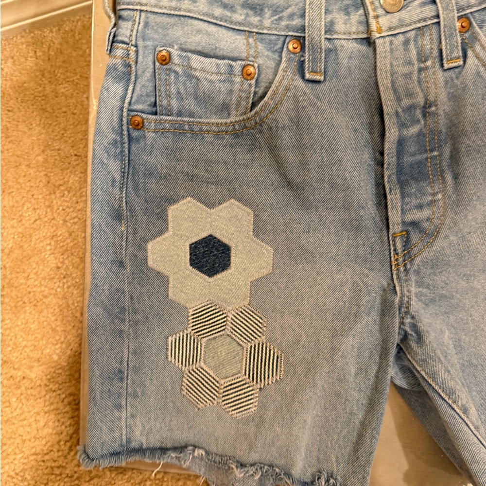 LEVI’S 501 MID THIGH WOMEN'S SHORTS GEO FLORAL APLIQUÉ - Picture 10 of 11